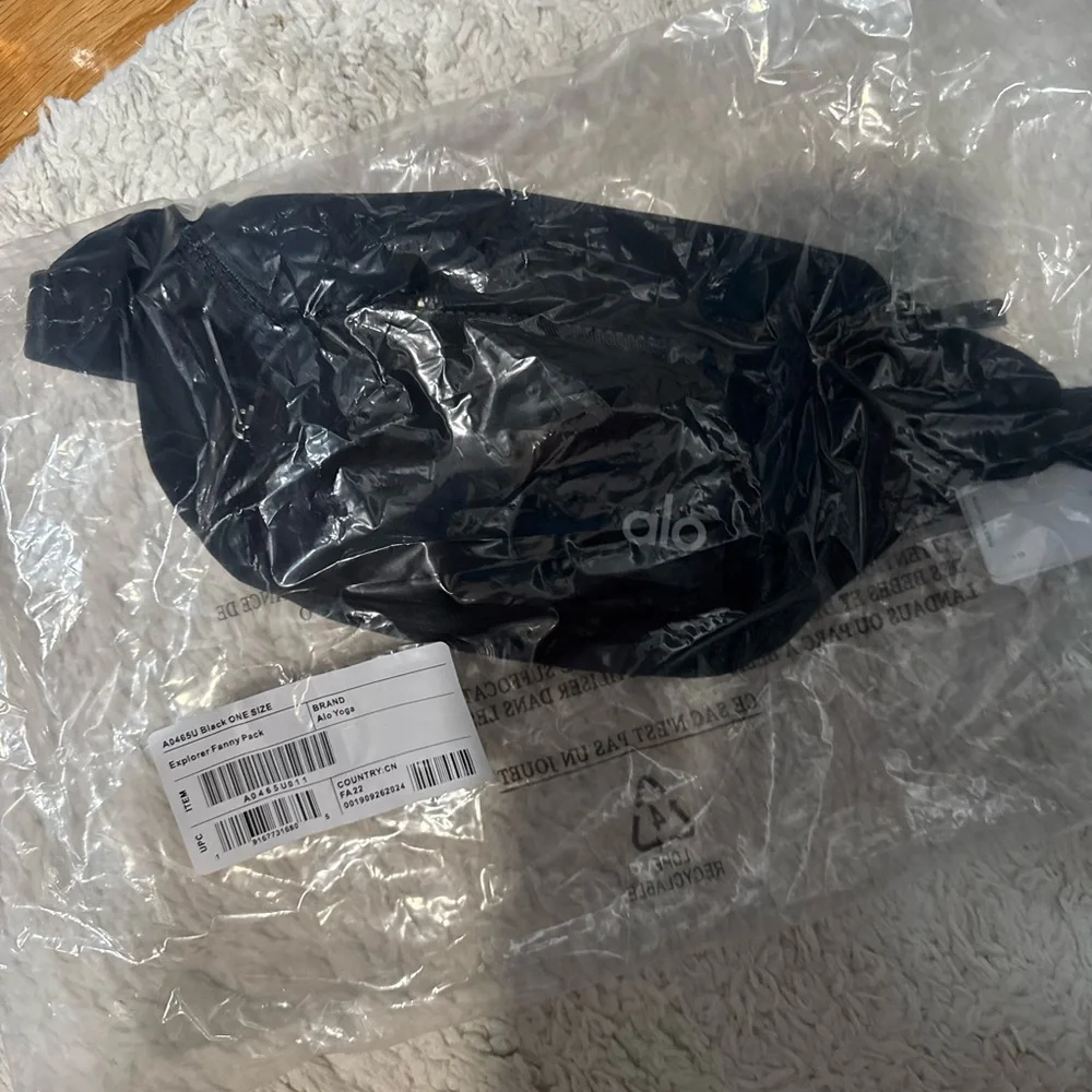 ALO Yoga Black Waist Bag - Picture 3 of 3